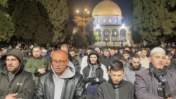 70 ألف مصل يؤدون صلاتي العشاء والتراويح في رحاب المسجد الأقصى المبارك
