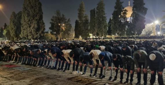 80 ألف مصل يؤدون العشاء والتراويح بالمسجد الأقصى المبارك
