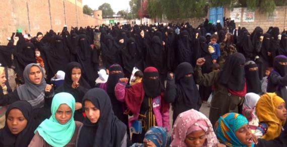 الهيئة النسائية بذمار تنظم وقفة احتجاجية للتنديد بجريمة اغتصاب ست فتيات في حيس