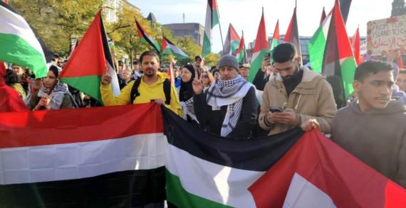 بمشاركة الجالية اليمنية .. مسيرة حاشدة في ألمانيا دعماً للشعبين الفلسطيني واللبناني