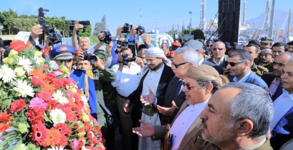 رئيس حكومة تصريف الأعمال يزور ضريح الرئيس الشهيد صالح الصماد