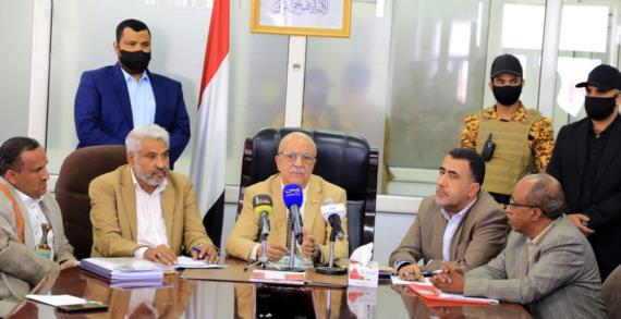 رئيس مجلس الوزراء يتفقد سير العمل في وزارة النقل والأشغال العامة