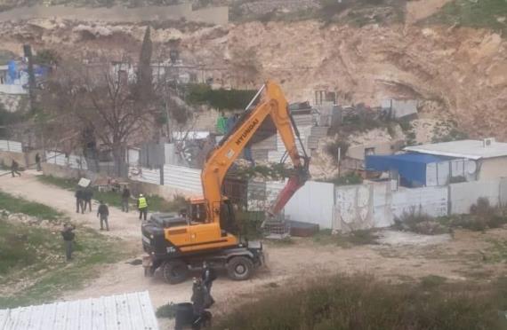 سلطات العدو تهدم منشآت سكنية وتعتقل شبان في القدس