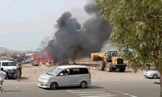 مليشيات العدوان تحرق سوقاً شعبياً في مدينة عدن المحتلة