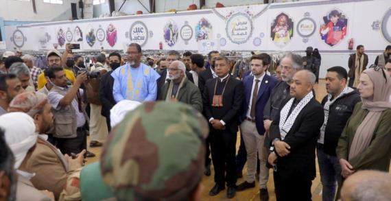 ضيوف اليمن المشاركين بمؤتمر فلسطين يزورون معرض الشهيد الصماد لكسوة الفقراء