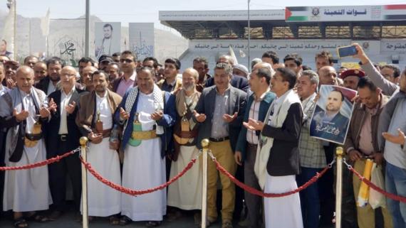 قيادات وكوادر رئاسة الوزراء يزورن ضريح الشهيد الرئيس صالح الصماد