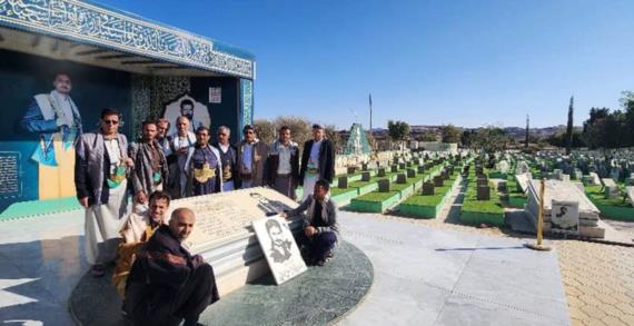 قيادة هيئة المساحة الجيولوجية تزور ضريح الشهيد القائد في مران بصعدة