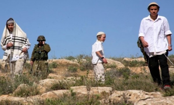 مستوطنون صهاينة يحاصرون مُصلين فلسطينيين شرقي نابلس