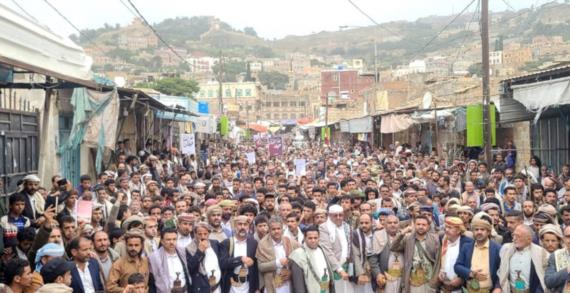 مسيرة بالمحويت تحث على التزود من المدرسة الحسينية لتعزيز قيم التضحية والفداء