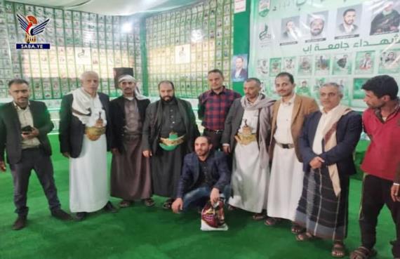 موظفو هيئة الأوقاف بإب يزورون معرض صور الشهداء