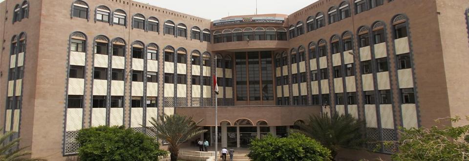الصناعة والتجارة تباشر نزولها الميداني لتقييم انضباط التجار بالقائمة السعرية