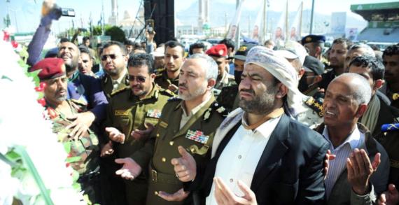 وزير الداخلية يضع إكليلاً من الزهور على ضريح الشهيد الصماد ورفاقه