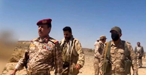 وزير الدفاع: قوى العدوان أمام خيارين، إما هدنة ومرتبات أو صواريخ ومسيرات