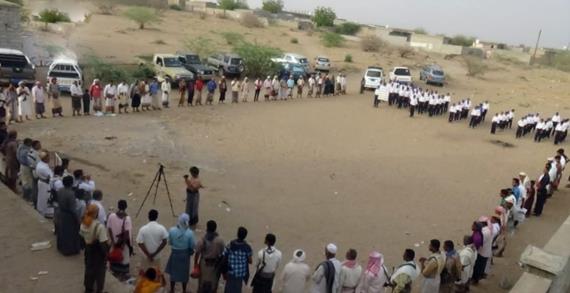 وقفة احتجاجية في السخنة بالحديدة تنديدا بجريمة اغتصاب ست فتيات بمديرية حيس